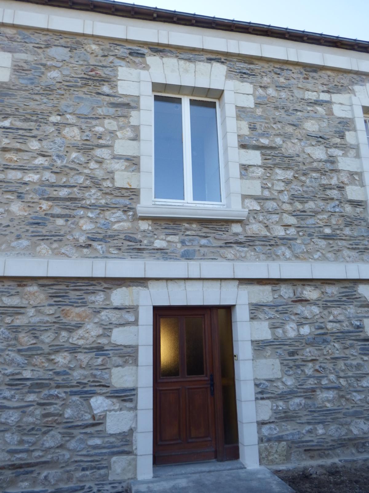 Réfection d'une maison en pierre bleue et pierre calcaire et joints a la chaux
