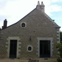 Réfection d'un pignon avec oeil de boeuf en pierre, tuffeau et joints a la chaux