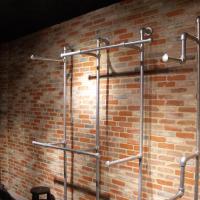 mur intérieur de magasin en briques avec joints a la chaux