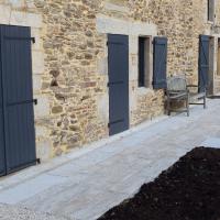 térrasse en pierre granit et facade en pierre avec joints a la chaux